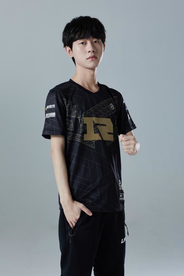 J9-穆古鲁扎意外战胜RNG，战术调整引爆全场！观众掌声雷动的简单介绍