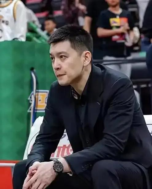 冰球杯赛上演强强对话，江畔霹雳队强势横扫祁连天虎队，多点开花奏效；关键战拿下信心的简单介绍
